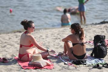 Osijek: Velika temperature je natjerala gra&dstrok;ane da potra&zcaron;e rashla&dstrok;enje na Dravi