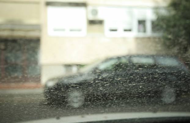 Zagreb: Čestice pustinjskog pijeska preko noći prekrile automobile