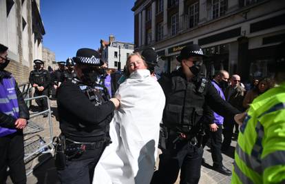 VIDEO Žena tijekom sprovoda princa Philipa protestirala u toplesu, odvela ju je policija...