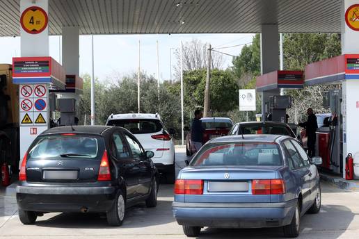 FOTO Gu&zcaron;ve na benzinskim pumpama: Voza&ccaron;i to&ccaron;e prije poskupljenja benzina i dizela