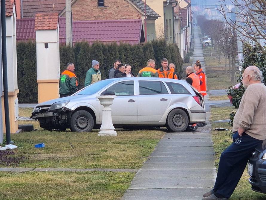 FOTO Dvoje ozlijeđenih kod Brodskog Stupnika: 'Jurio je, razbio aute i završio u kanalu'