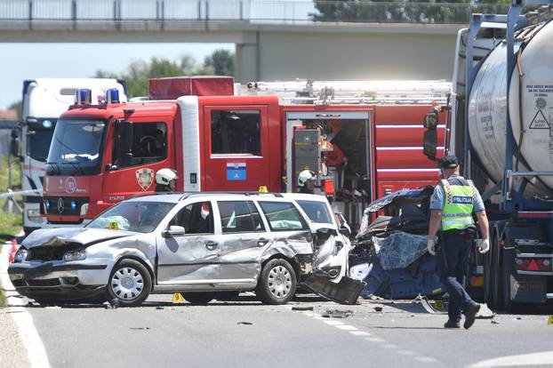 Koprivnica: U sudaru teretnjaka i tri auta poginula jedna osoba