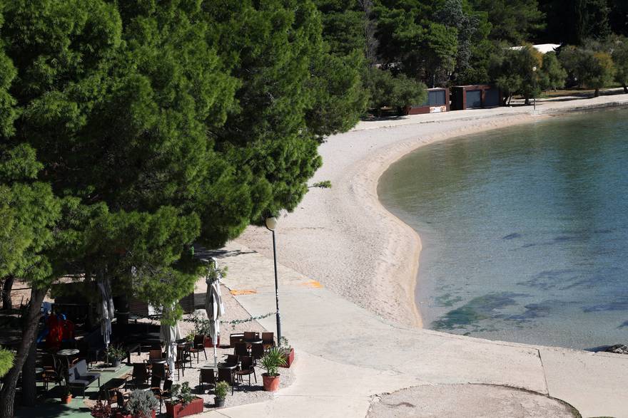 Puste i prazne plaže ispred hotela Imperial i Hotel Olympia Sky