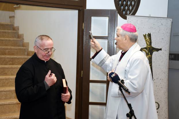 Sisak: Sisački biskup Vlado Kosić blagoslovio je župnu kuću, danas čuvaonicu župe sv. Marije Magdalene u Selima
