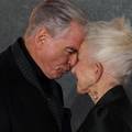 Helen Mirren i Pierce Brosnan oduševili na premijeri serije, držali su se za ruke i bili prisni...