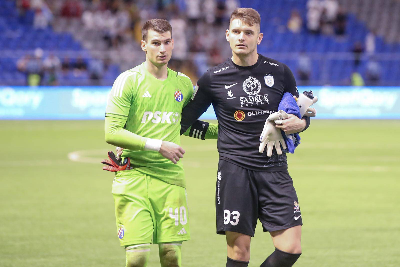 Igrači GNK Dinamo pozravljaju navijače nakon pobjede nad Astanom