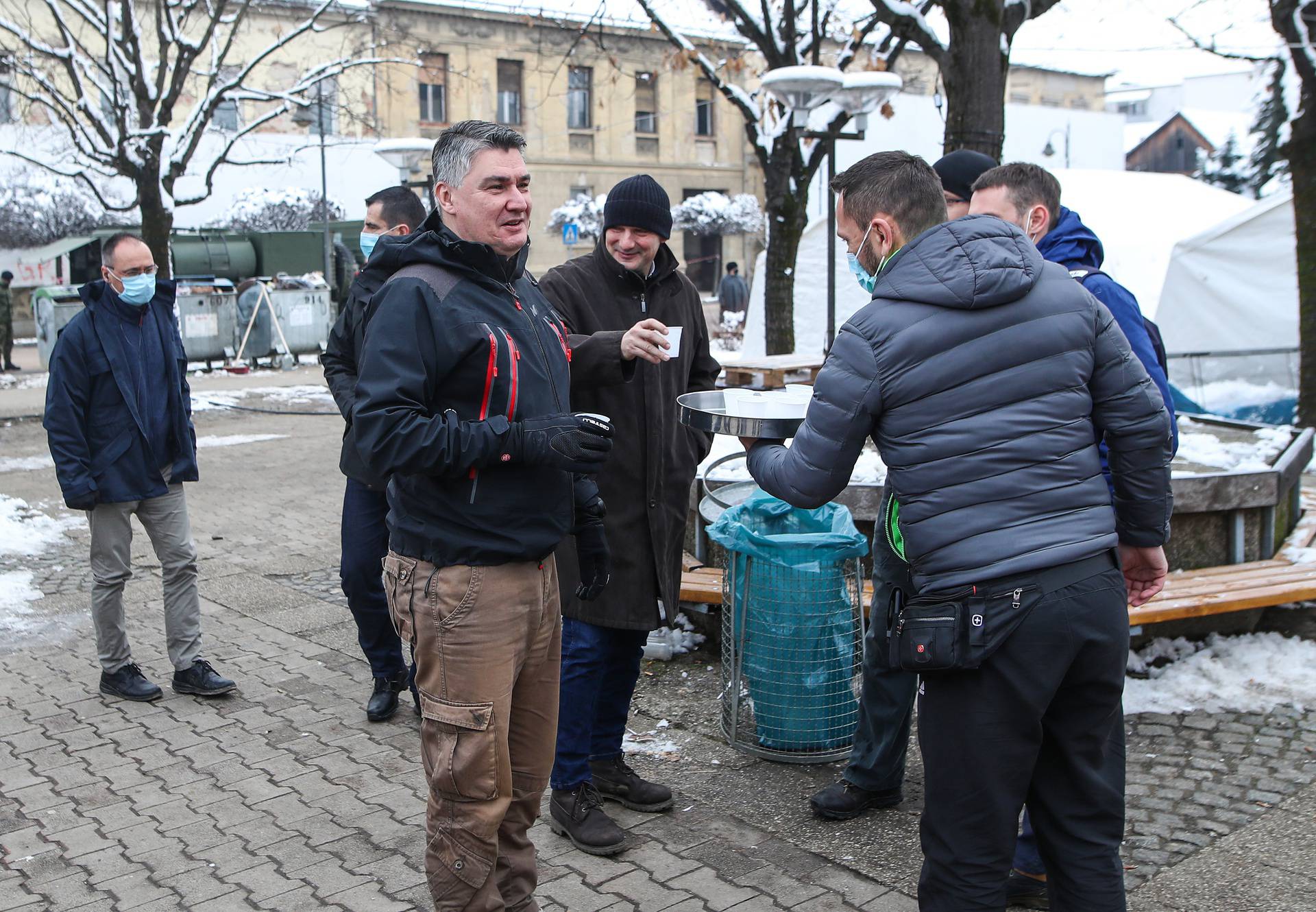 Milanović u Petrinji nazdravio kuharima: 'Hvala vam!'