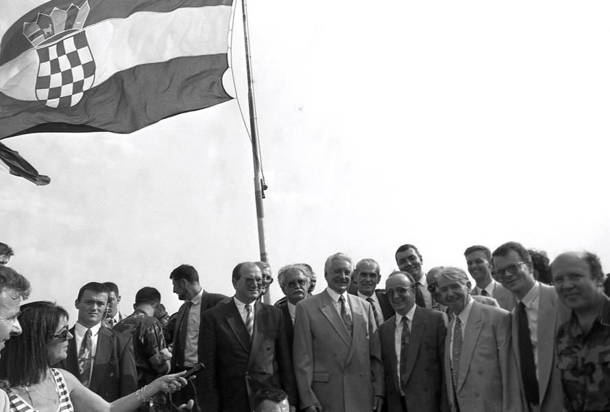 Franjo Tuđman posjetio Knin nakon oslobođenja i poljubio Hrvatsku zastavu