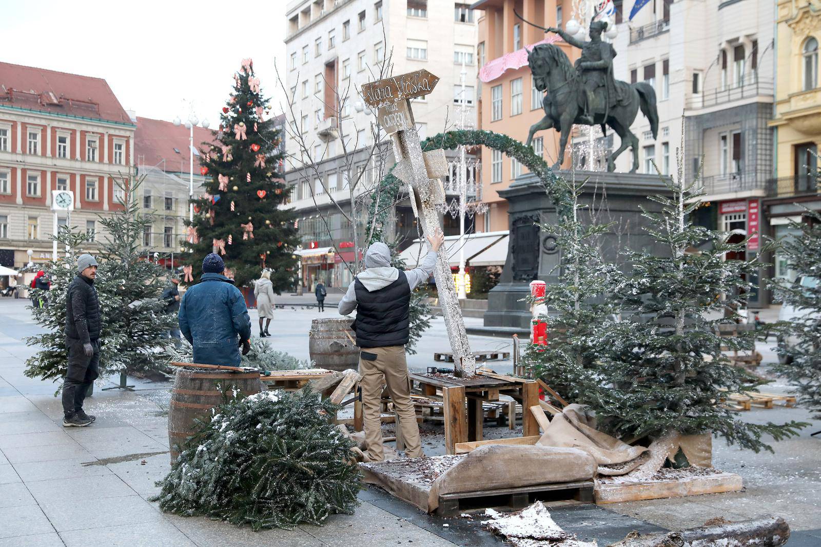 Zagreb: Uklanjanje božićnih ukrasa s Trga zbog dočeka reprezentacije