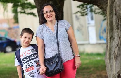 Matija (7) s nekoliko dijagnoza nema svoj razred ni asistenta: 'Škola nema pojma što dalje...'