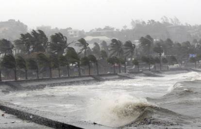 Filipini: Tajfun Hagupit ubio troje ljudi, evakuirali ih milijun 