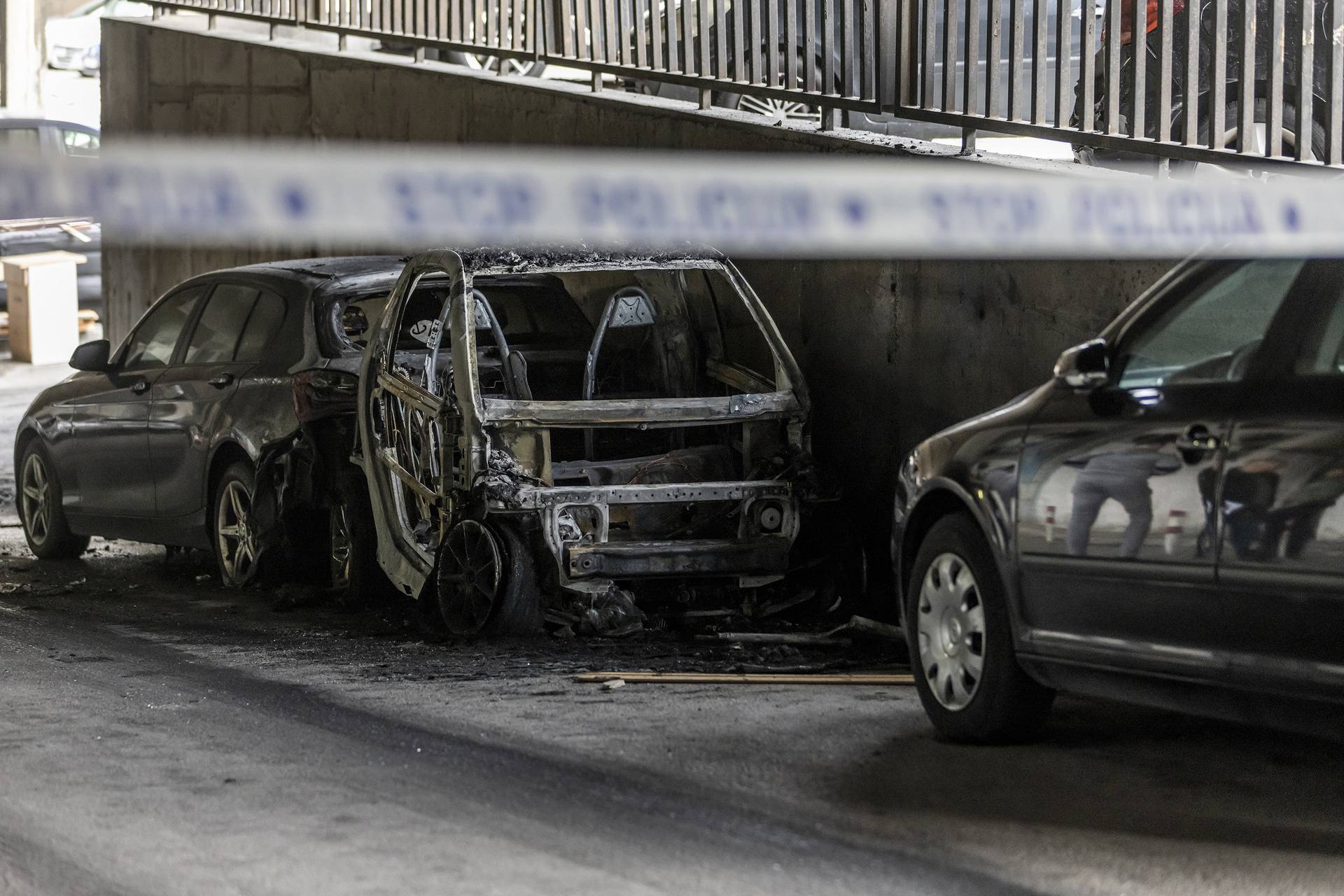 Split: Potpuno izgorio automobil u Papandopulovoj ulici, u požaru oštećena još četiri vozila 