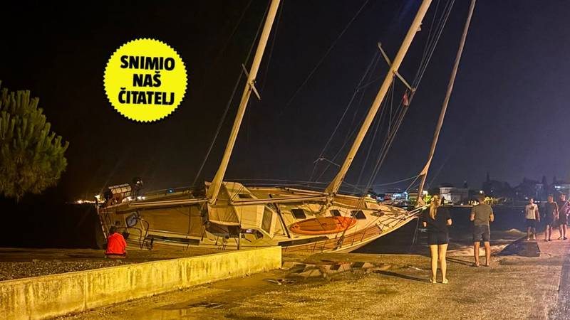 FOTO/VIDEO Zbog nevremena u Zadru nasukala se jedrilica: Ako se prevrne, past će na kuće...