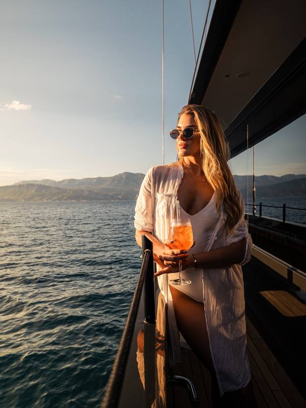 FOTO Prvu damu Hajduk TV-a ni gips nije zaustavio u teretani