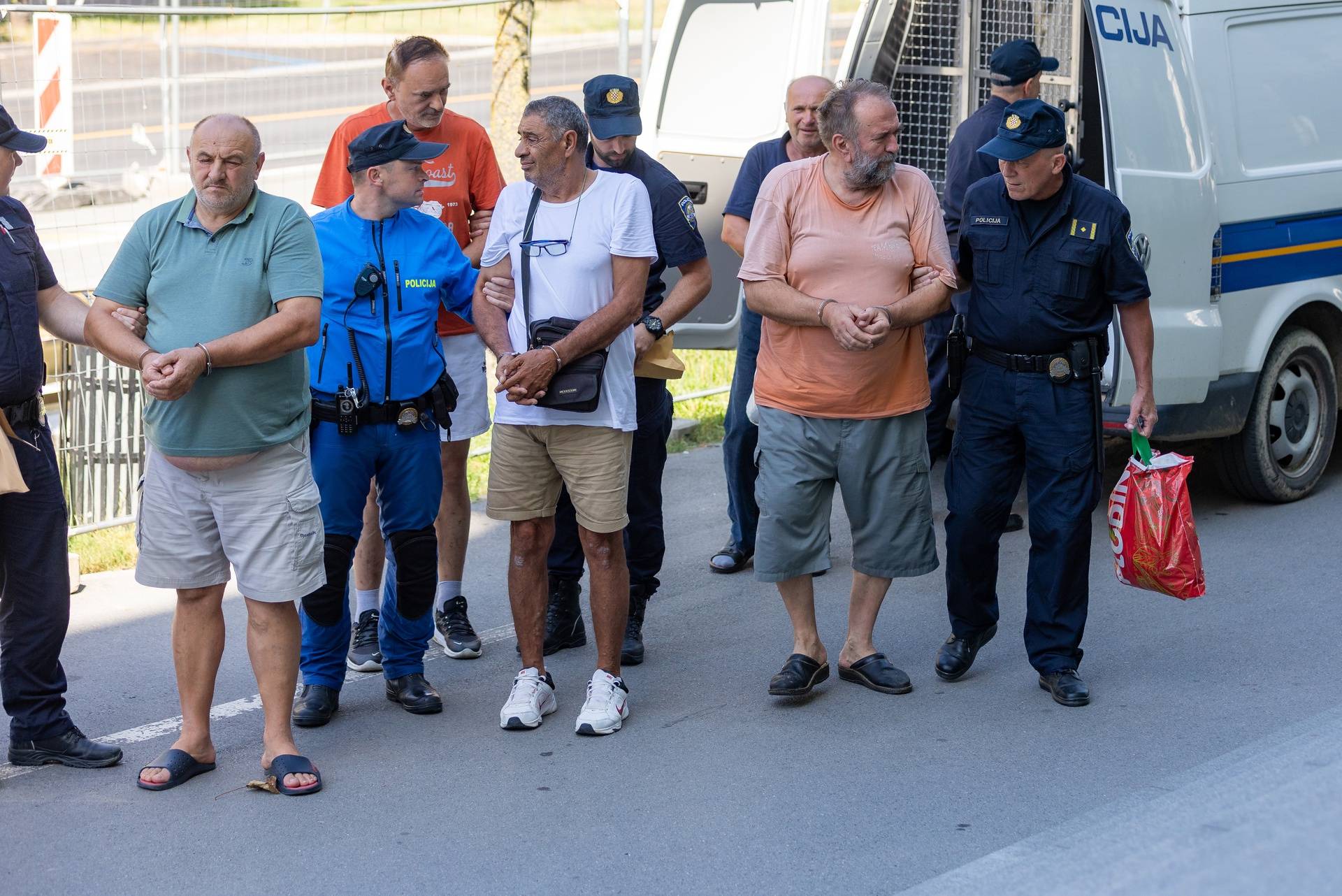 Osijek: Privođenje petorice uhićenih za ratni zločin sucu istrage na Županijskom sudu