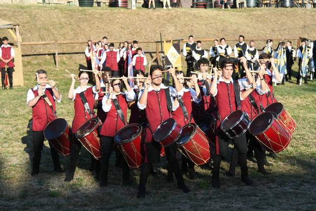 Koprivnica: Gosti iz Italije priredili nastup sa zastavama na Renesansnom festivalu