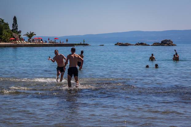 Split: Proljetni ugođaj na plaži Bačvice