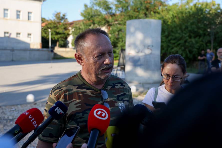 Benkovac: Organizatori benkovačkog festivala "Nosi se" koji je odgođen nakon prosvjeda branitelja održali mirni prosvjed