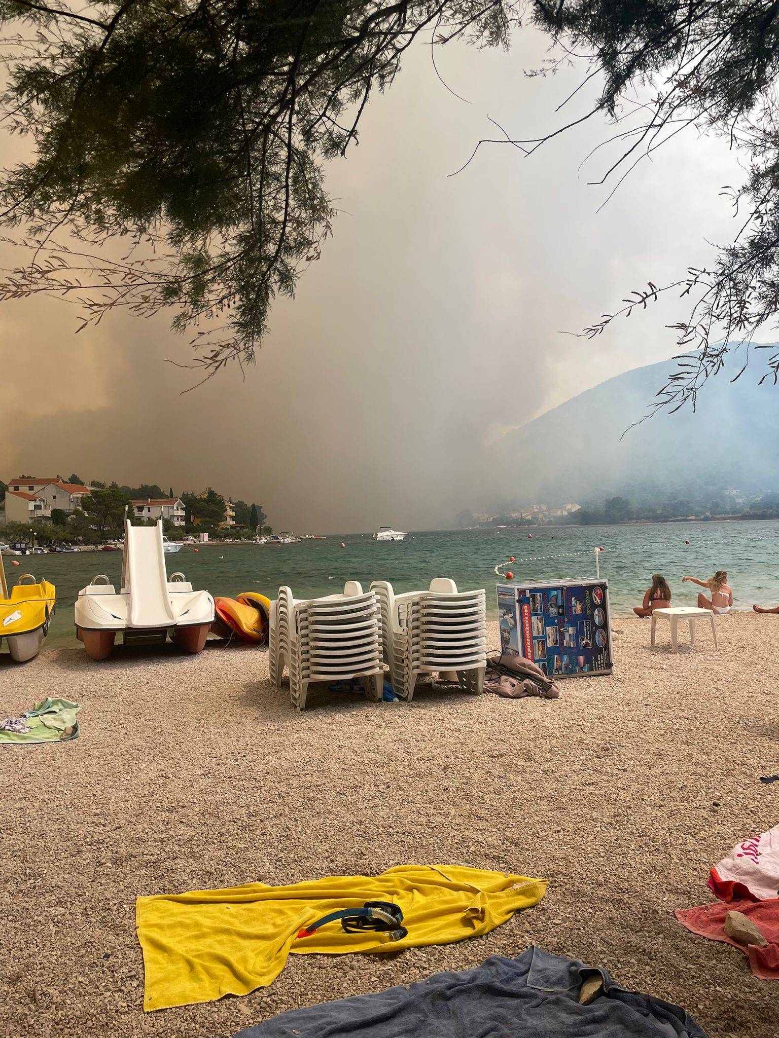 Požar u Grebaštici i dalje gori, zatvorene sve ceste: 'Morali smo brzo izaći iz apartmana'