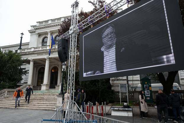 Sarajevo: Dolazak uzvanika na komemoraciju za Halida Bešlića u Narodno pozorište 