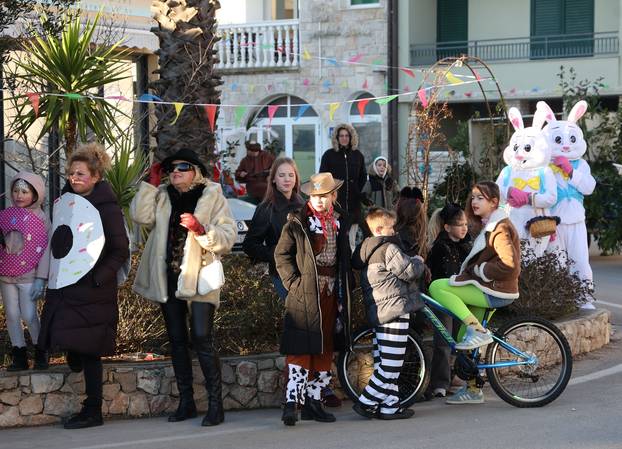 Jezera: Maškarana povorka prodefilirala je Jezerima