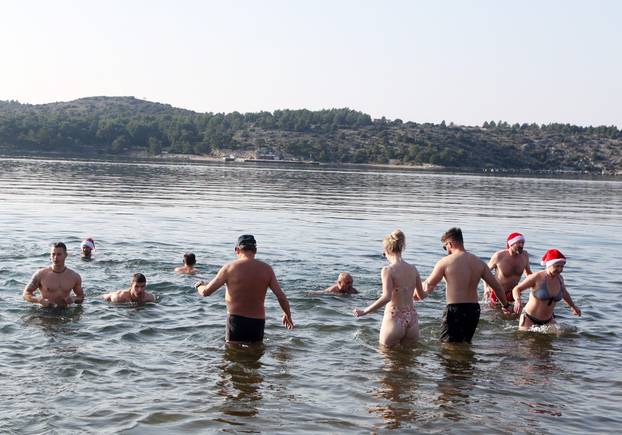 Šibenik: Tradicionalno novogodišnje kupanje na gradskoj plaži Banj