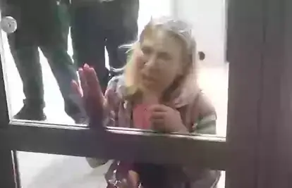 Kaos na letu za Beč: Žena jecala i bacala se na koljena jer ju nisu pustili zbog dimenzija kofera