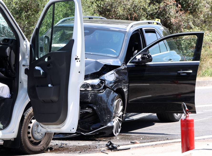 Šibenik: Sudar automobila i vozila saniteta kod Morinjskog mosta, šest osoba prevezeno u bolnicu 