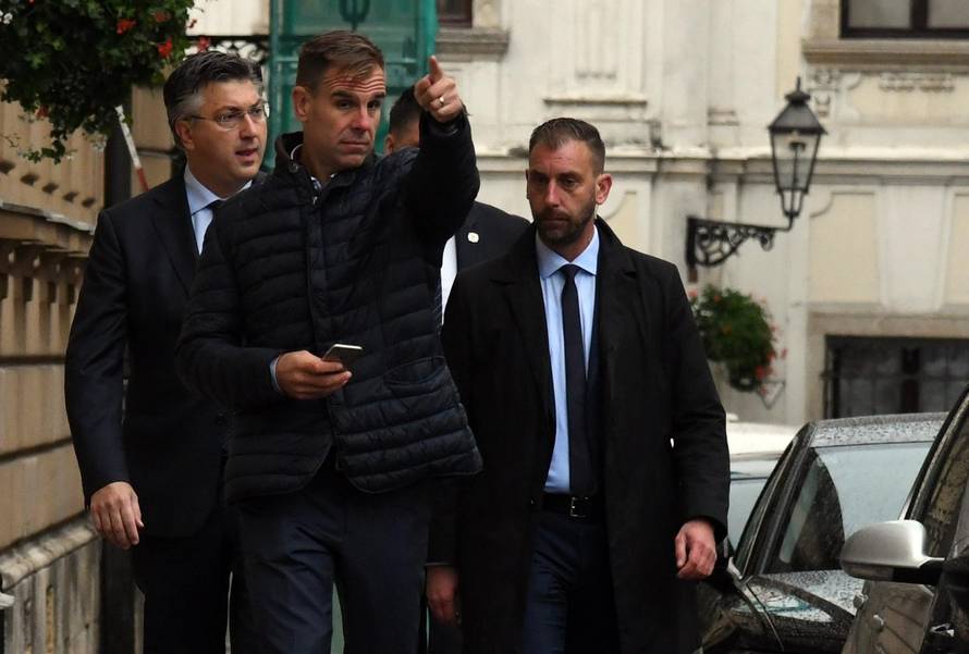 Zagreb: Andrej Plenković u pratnji osiguranja odlazi s Markovog trga