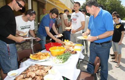 Košarkaši Splita fantastičnu sezonu proslavili roštiljanjem