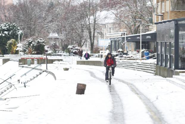 Snježni pokrivač je zabijelio je Osijek