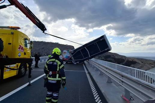 FOTO Spa&scaron;avali kamp ku&cacute;icu dok je bura udarala 150 na sat, a onda se prevrnula jo&scaron; jedna