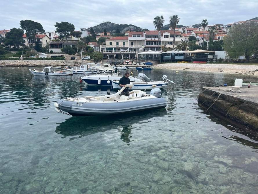 Ministarstvo o onečišćenju mora naftom na Hvaru:  Postavljene su brane da spriječe širenje...