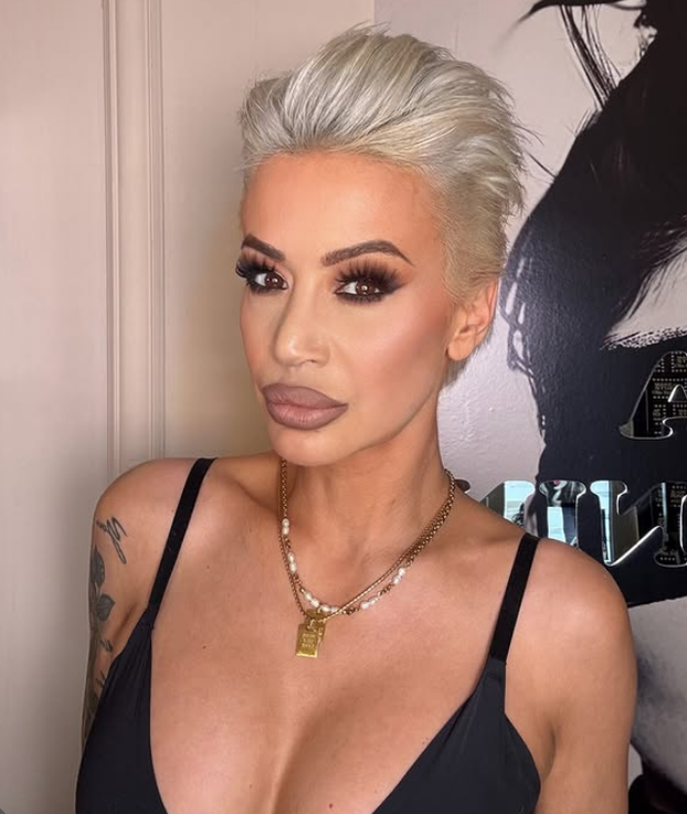 FOTO Poznata srpska voditeljica na izbor za Miss stigla u 'goloj' haljini, malo ostavila mašti...