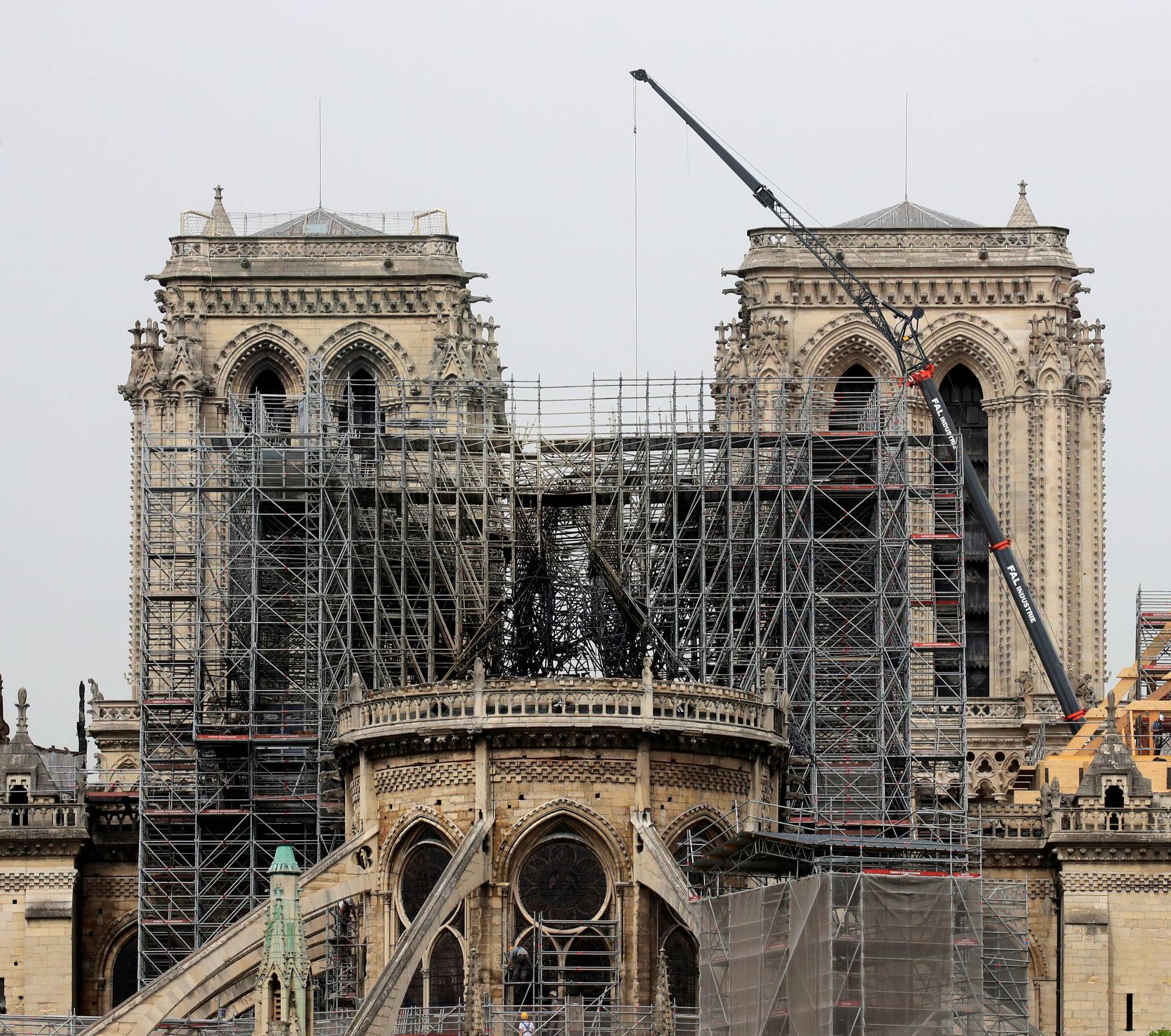 Sad Notre Dameu prijeti kiša: Postavljaju improvizirani krov