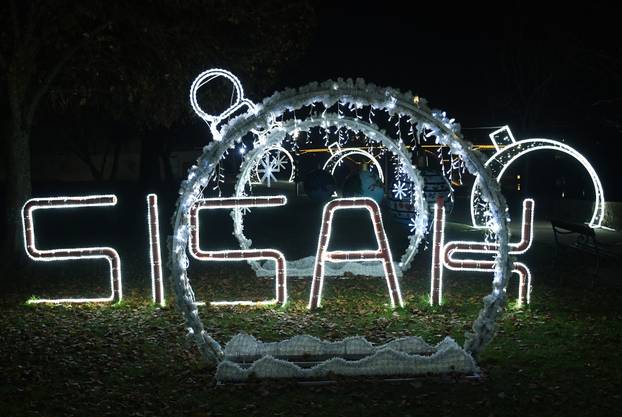 Sisak: Šareni božićni ukrasi uljepšavaju grad u vrijeme Adventa