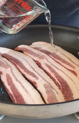 Odličan trik za hrskavu slaninu - zvuči kao da ne radi, ali radi!