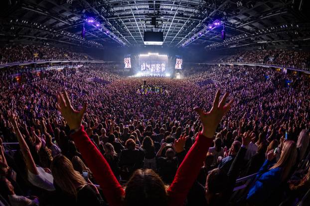 FOTO 'Pogled ispod resica': Severina ni drugi dan koncerta nije skidala svoj 'dlakavi' šešir
