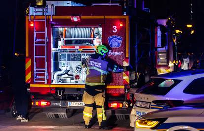 Gorio parkirani auto u Splitu, požar gasilo devet vatrogasaca