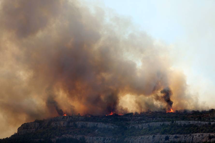 U Đevrskama obranjene kuće, ali jak vjetar i dalje nosi vatru