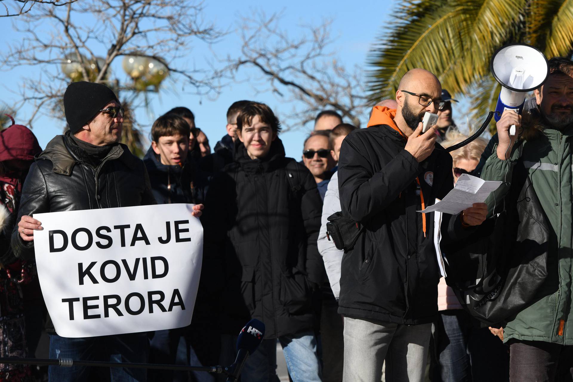 Ispred zgrade Županije u Šibeniku održan prosvjed Mrš od naše djece 