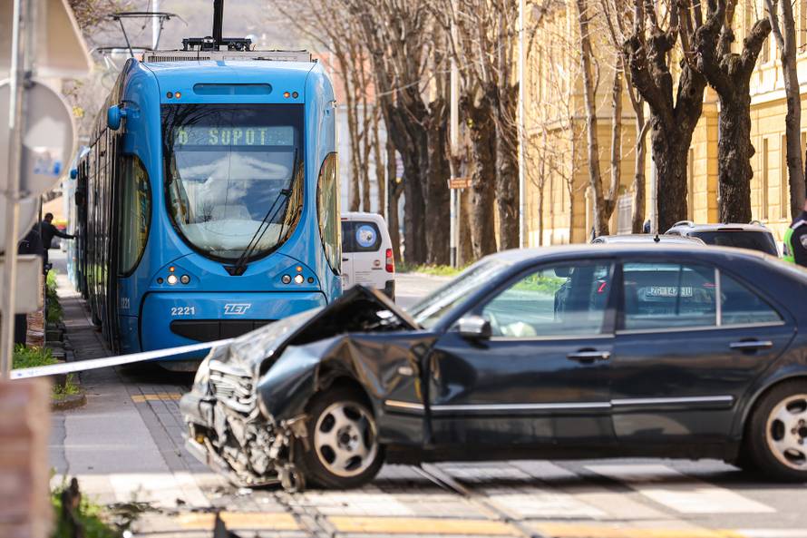 Zagreb: Na križanju Ilice i Ulice Ivana Cankara sudarili su se osobno i policijsko vozilo
