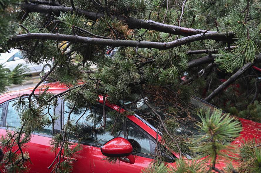 Olujno nevrijeme napravilo veliku štetu u Zagrebu