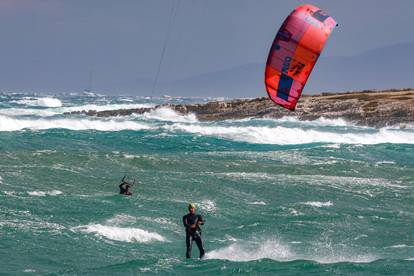 Kajteri i surferi uživaju u svojim izvedbama u valovitom moru