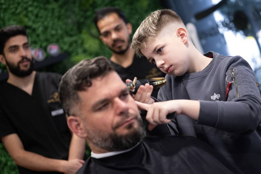 Zagreb: Najmlađi hrvatski frizer, Osječanin Leon Zarić na edukaciji sa profesionalnim barberima
