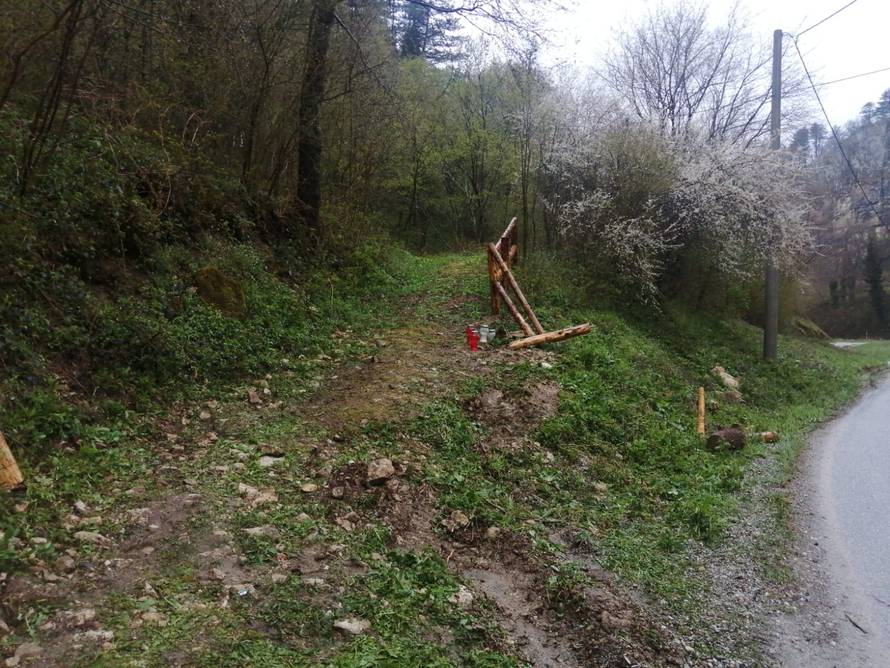 VIDEO Ovo je mjesto pogibije relijaša u Zagorju. Razrovana zemlja, uništena ograda, svijeće