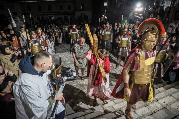 U Imotskom na Cvjetnicu uprizorena „Imotska Muka“, scenski prikaz Muke Gospodina našega Isusa Krista 
