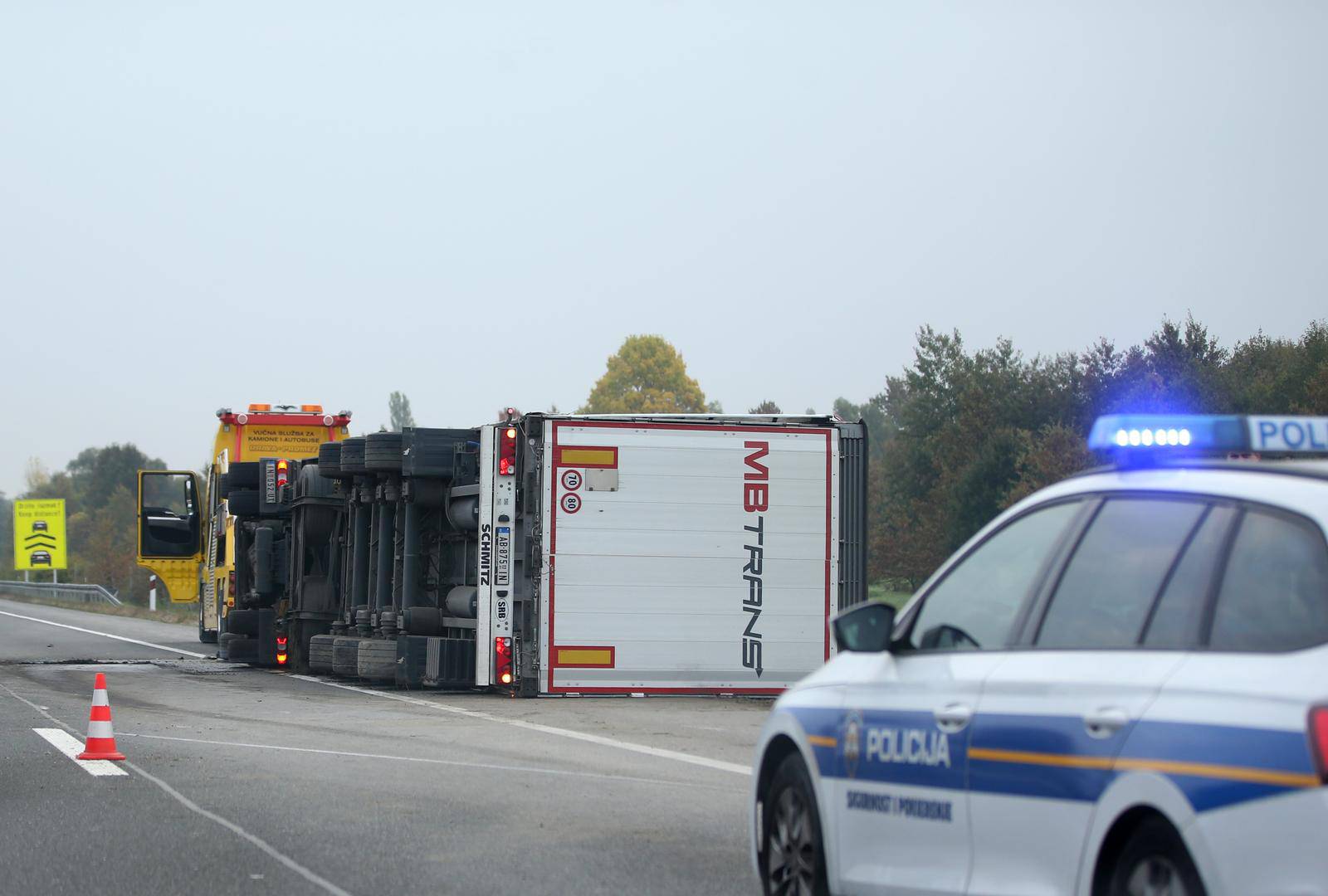 Kod Svete Helene prevrnuo se kamion, nastala velika gužva