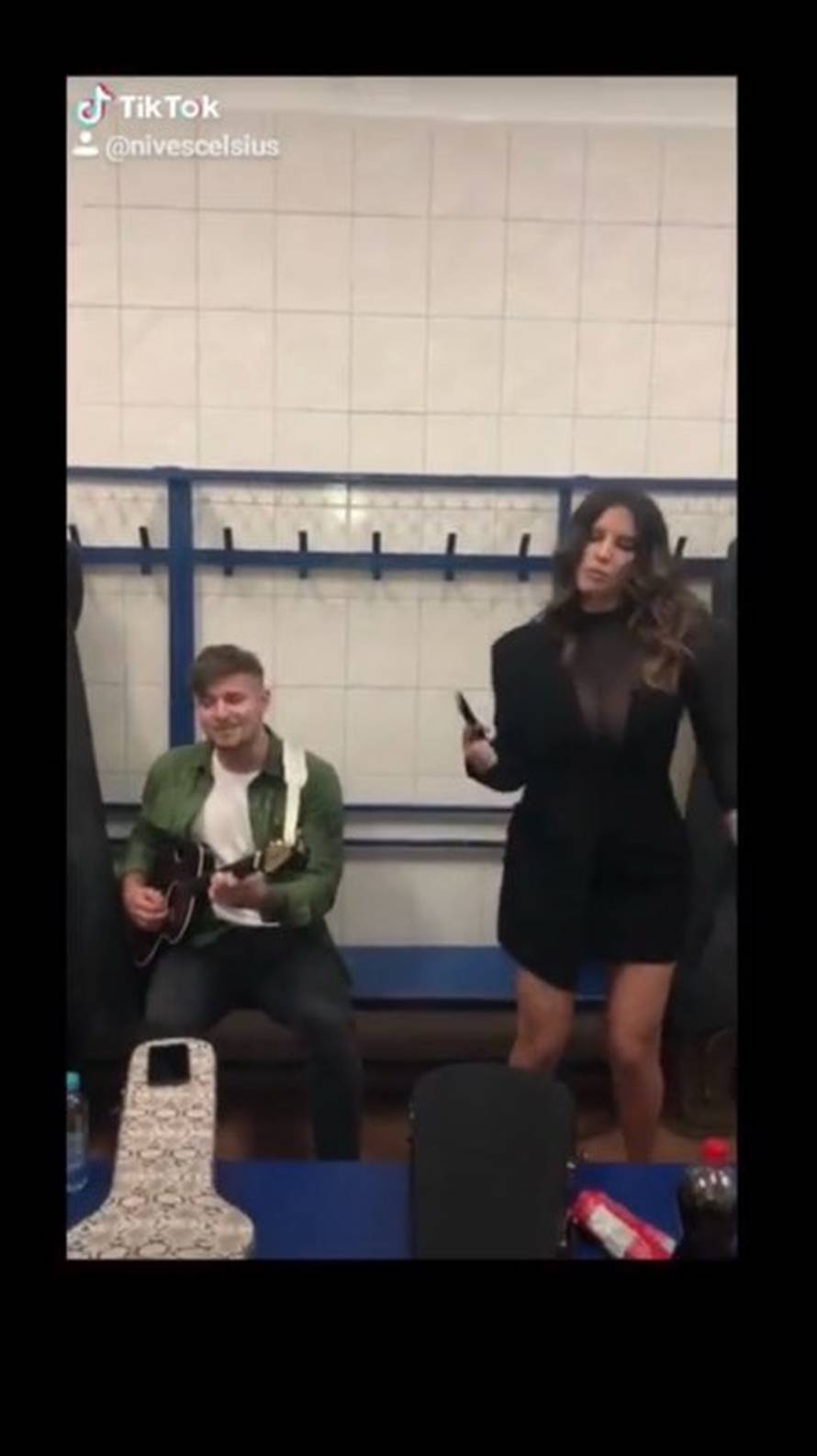 Nives dekolteom 'ukrala' show i plesala dečkima u svlačionici