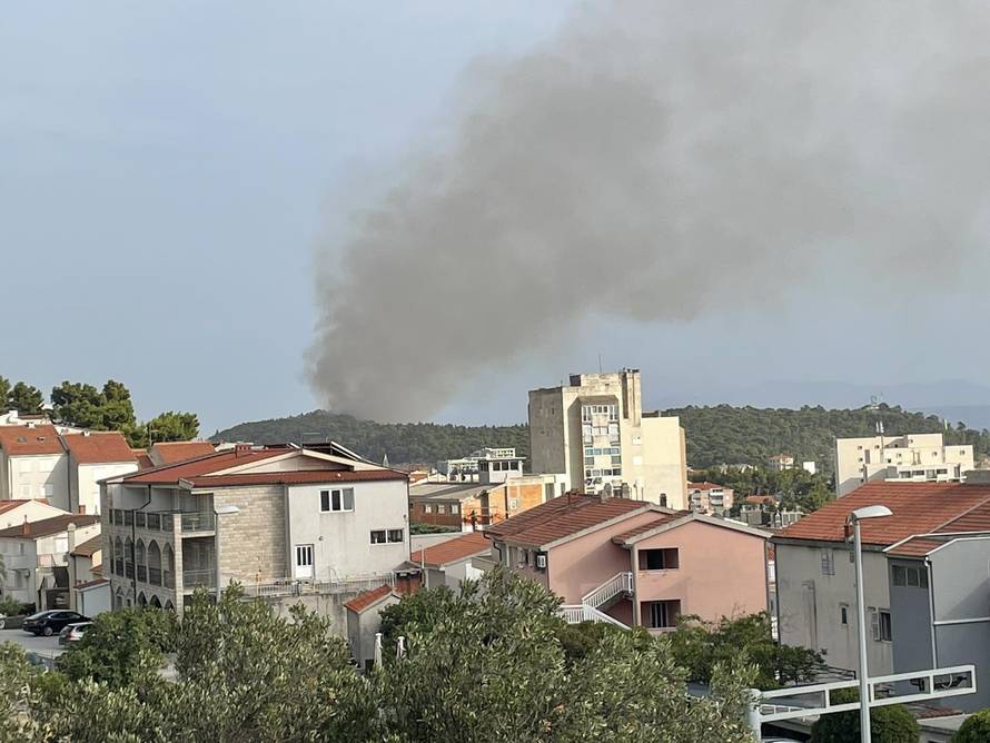 Lokaliziran požar: Evakuirali su ljude čamcima jer gori oko staze